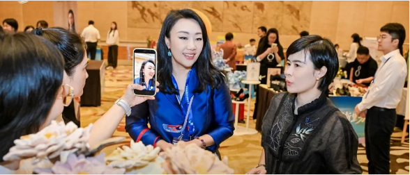 向上例子姐走进数贸会，让有温度的科技被更多人看见